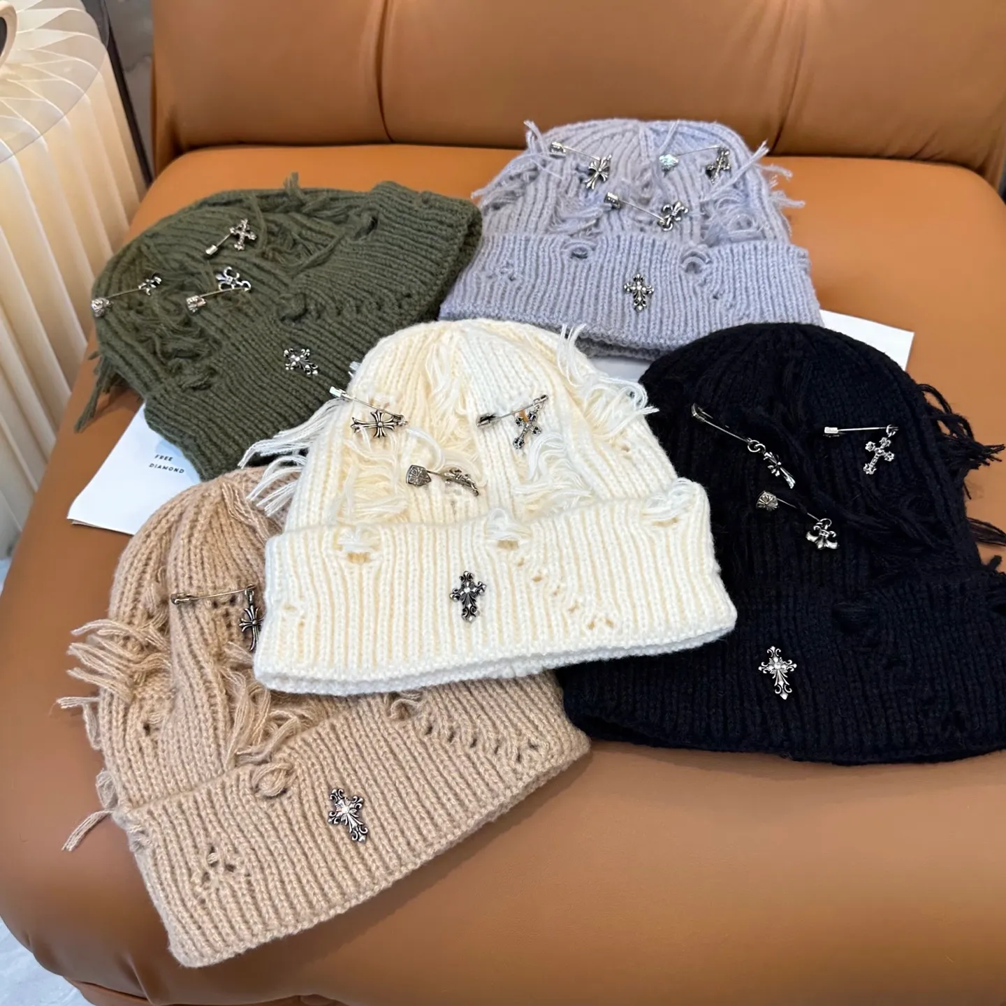 P60 🤍Chrome hearts new autumn and winter cross knitted hat🧶 One of the must-have hats in autumn and winter~ It really looks good on whoever wears it~, it is also a perfect match in black and white and gray in autumn~
